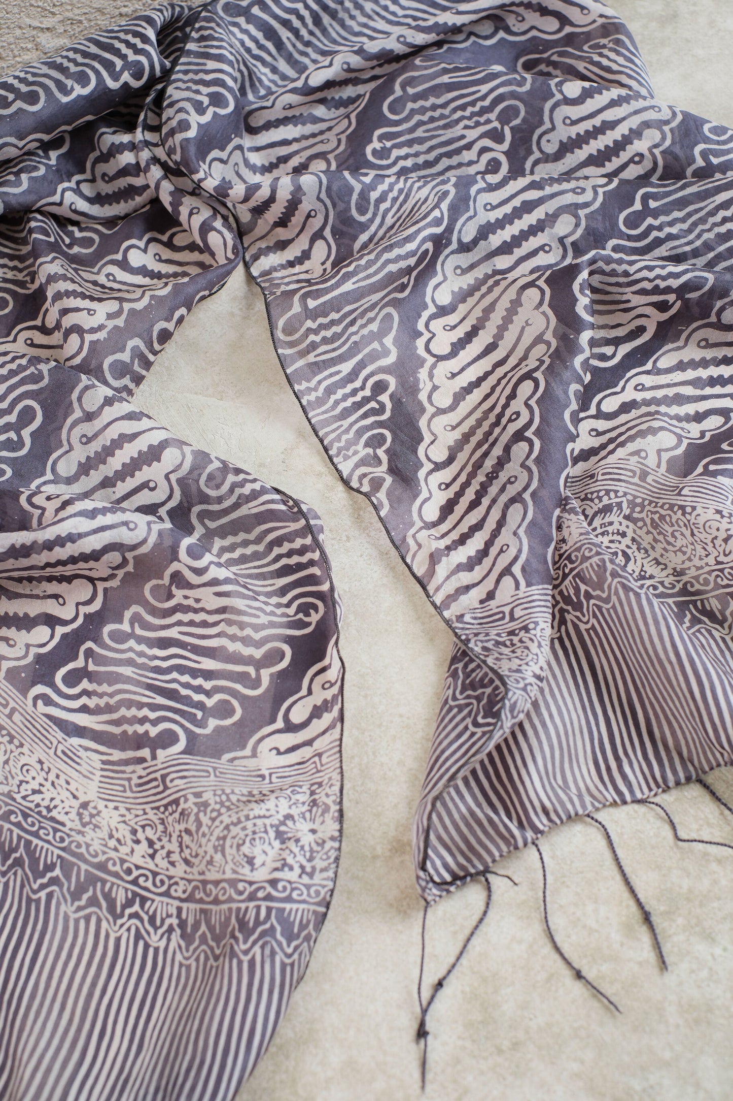 Syal Batik Sutra Parang Tuding - Grey - 45