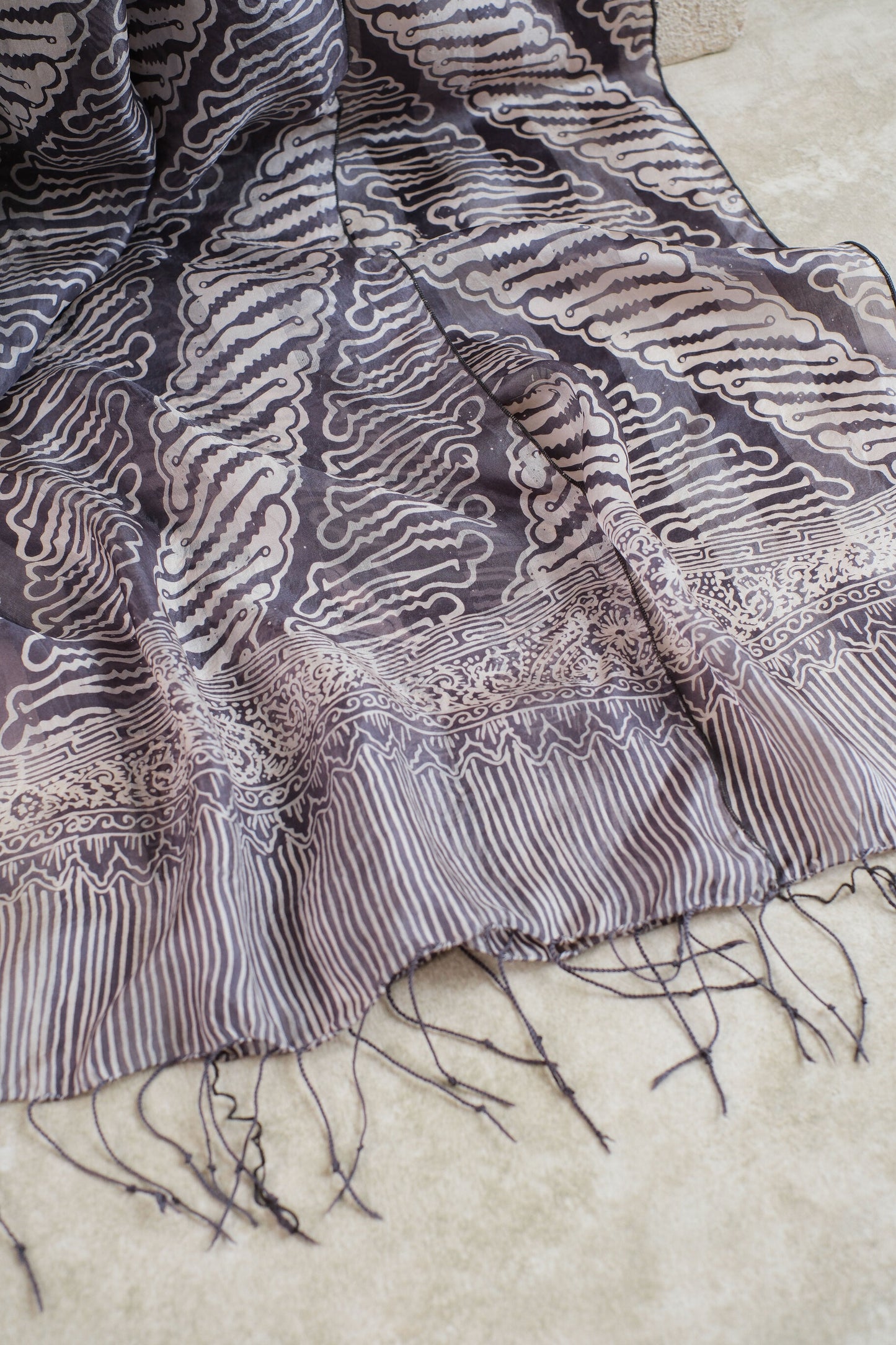 Syal Batik Sutra Parang Tuding - Grey - 45