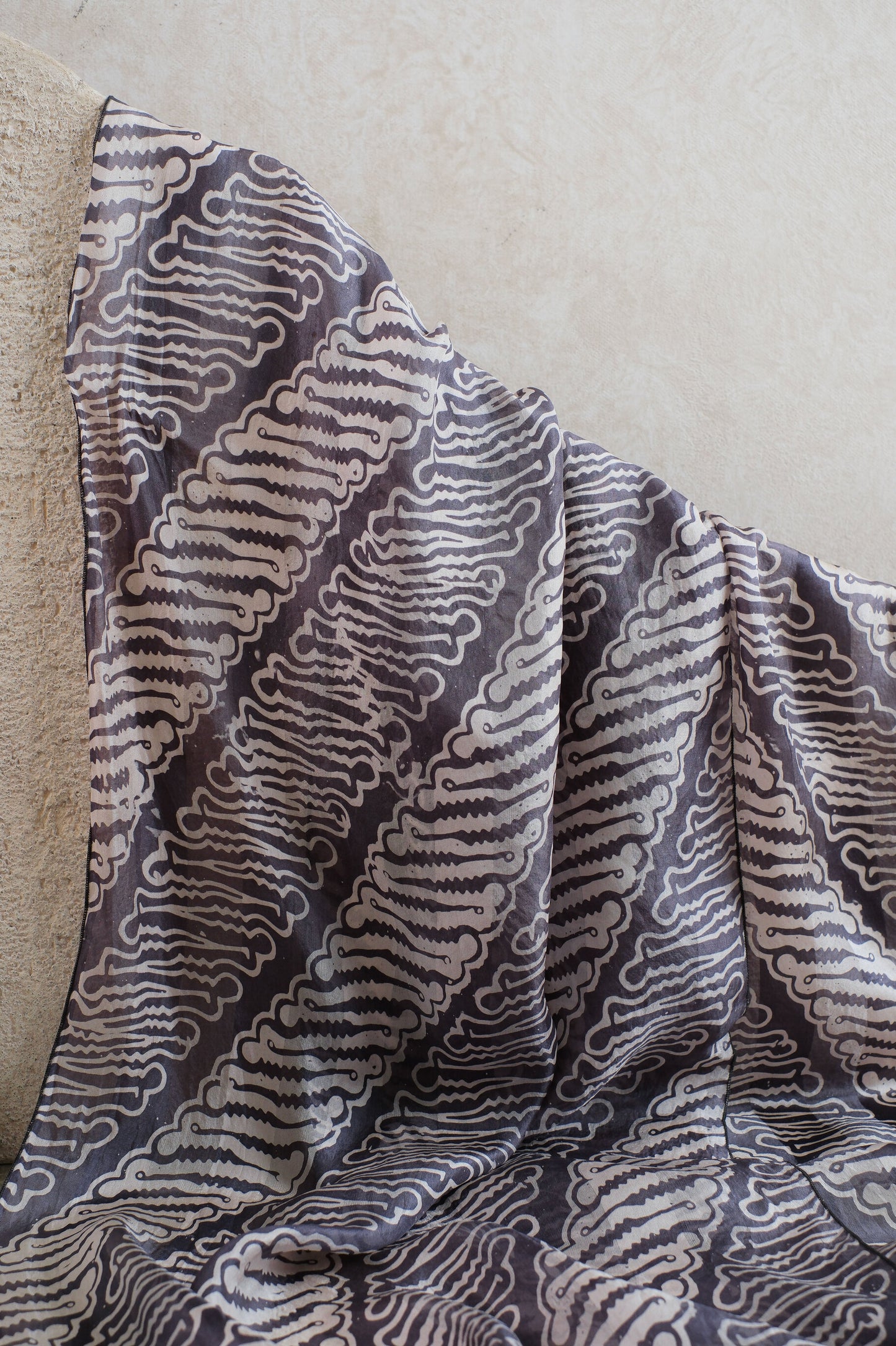Syal Batik Sutra Parang Tuding - Grey - 45