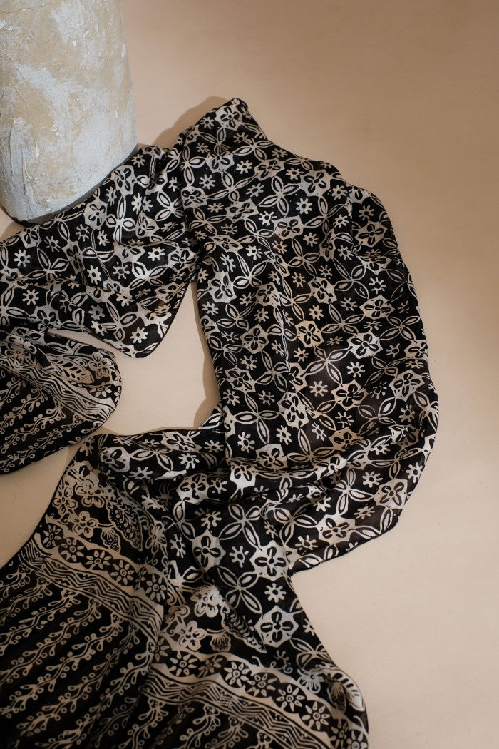 Syal Batik Sutra Kawung Mata - Black - 45