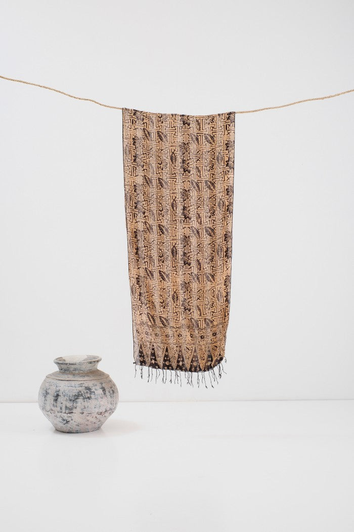 Syal Batik Sutra Rereng Bilik Daun - Black - 45