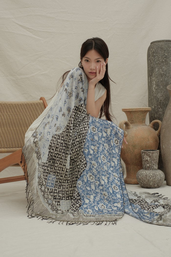 Selendang Sutra Batik Premium - Kawung Daun Black Blue