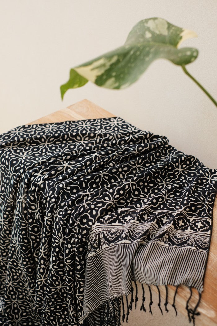 Selendang Batik TCE Kawung 2 Black - 80