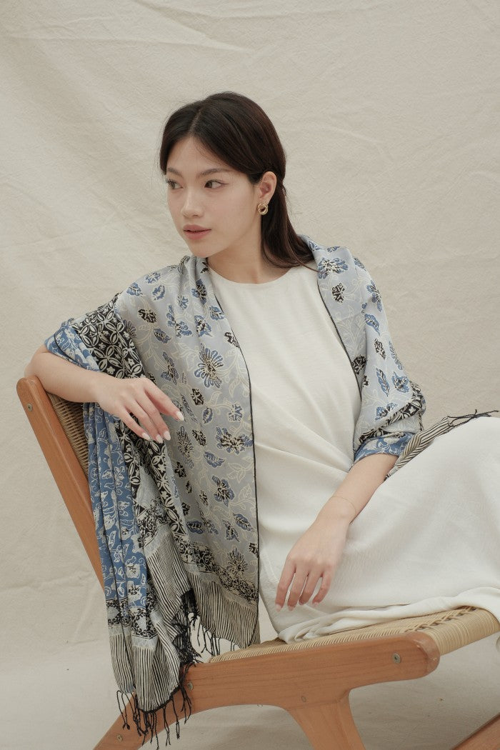 Selendang Sutra Batik Premium - Kawung Daun Black Blue