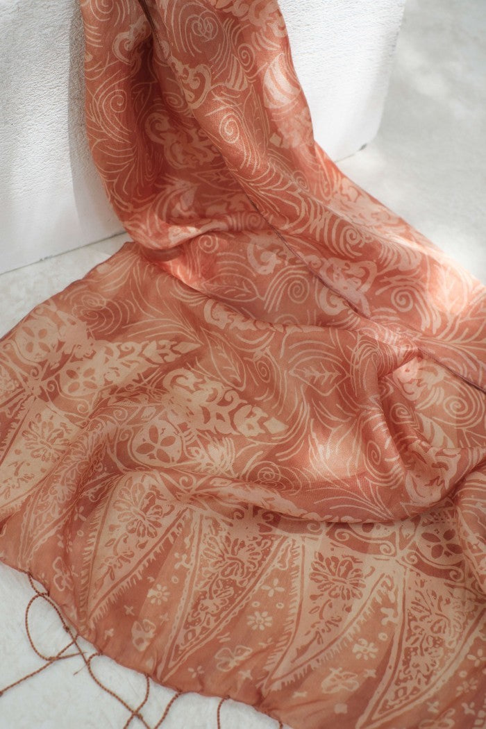Syal Batik Sutra Guratan Daun - Cream - 45