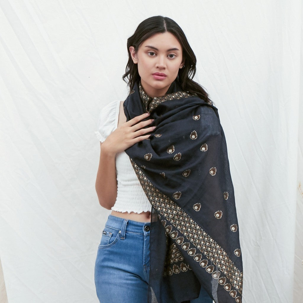Anjani in Black Shawl / Selendang Batik