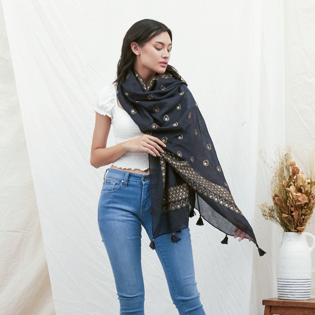 Anjani in Black Shawl / Selendang Batik