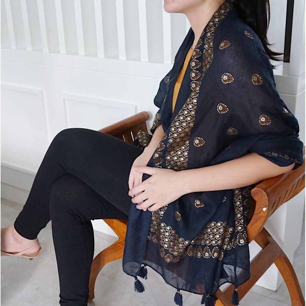Anjani in Black Shawl / Selendang Batik