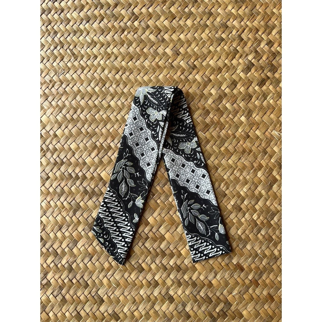 Yuyun in Black - Twili Pita Syal