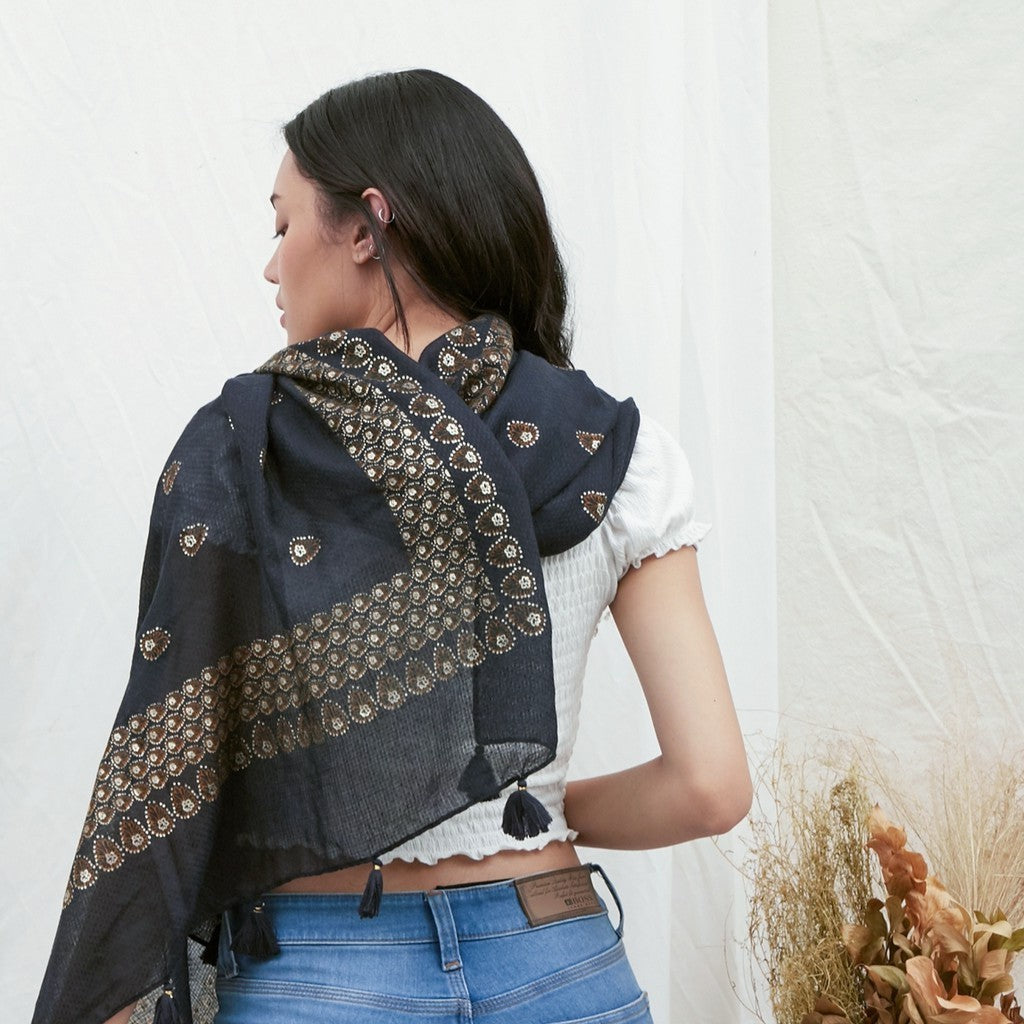 Anjani in Black Shawl / Selendang Batik