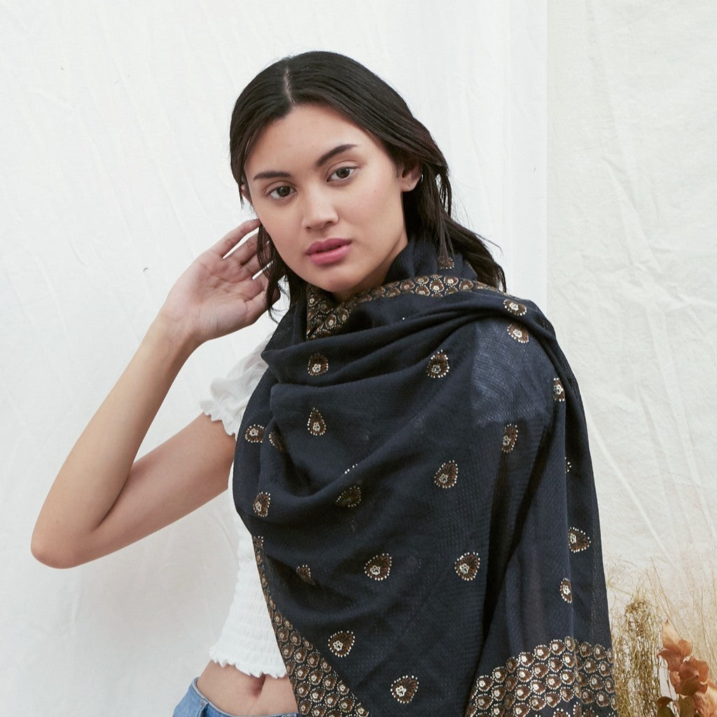 Anjani in Black Shawl / Selendang Batik