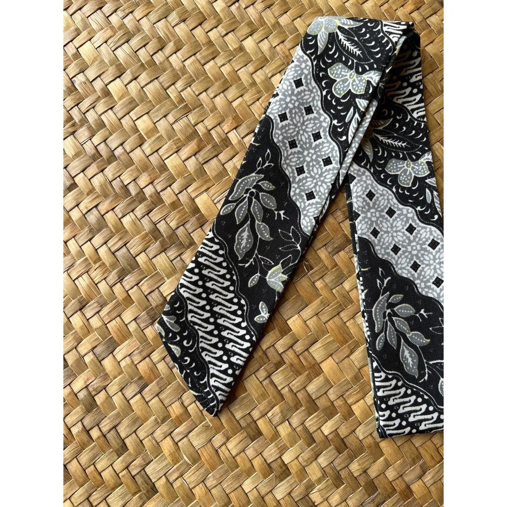 Yuyun in Black - Twili Pita Syal