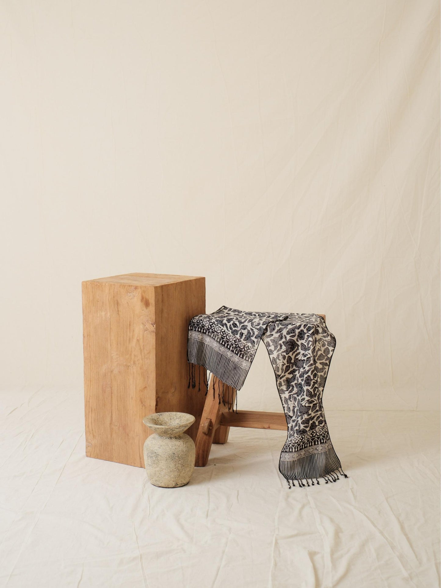 Scarf Batik Apusan - Rimbun - Black | DNE