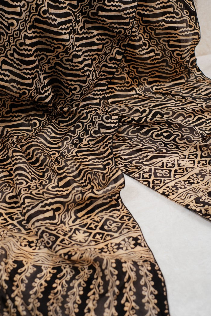 Syal Batik Sutra Parang Curigo - Black - 45