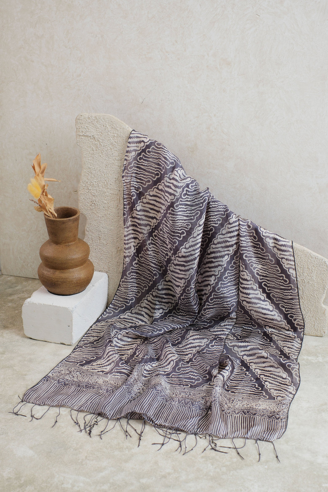 Syal Batik Sutra Parang Tuding - Grey - 45