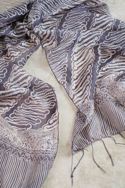 Syal Batik Sutra Parang Tuding - Grey - 45