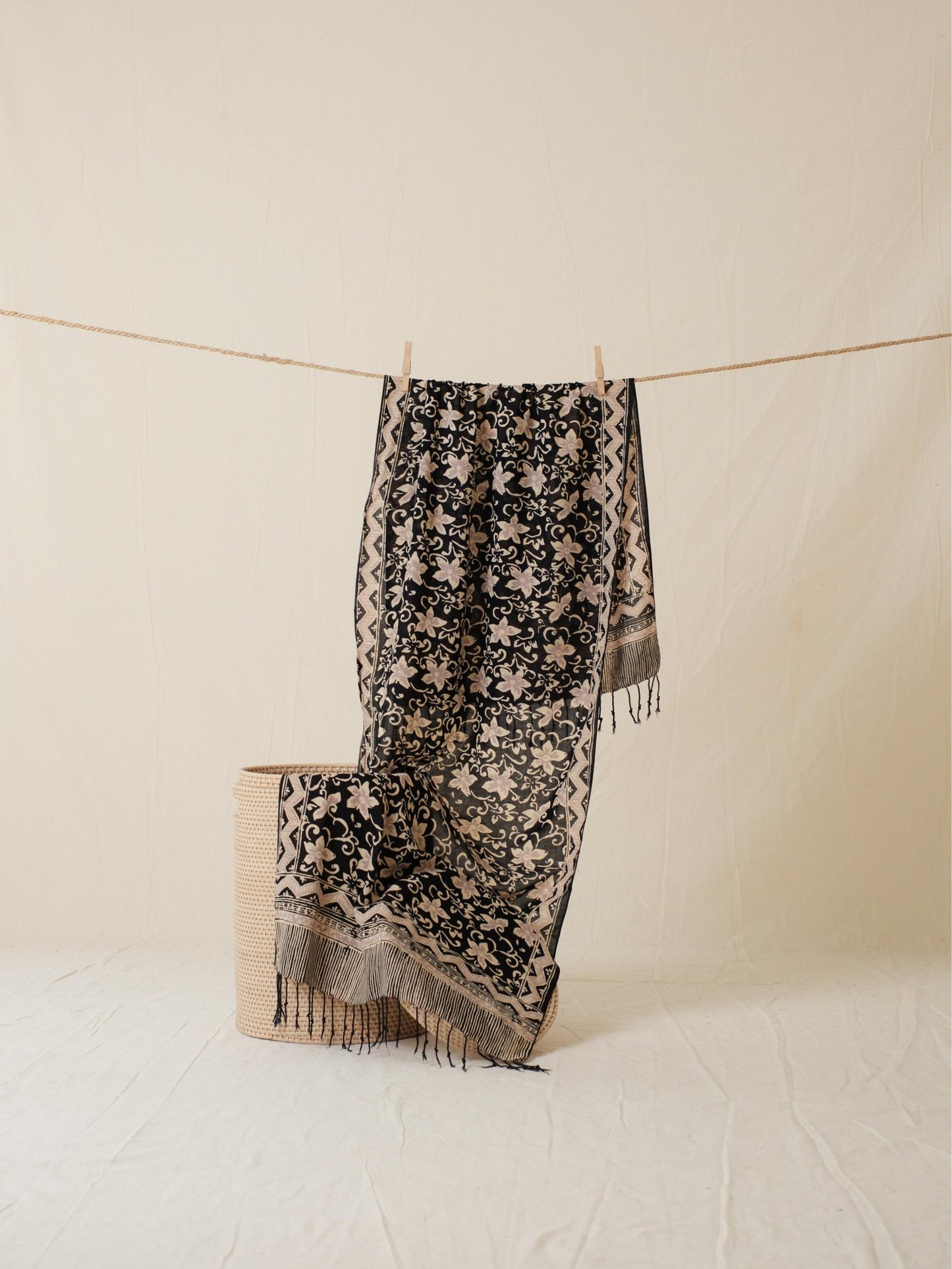 Scarf Batik 50 - Daun Bintang - Black | DNE