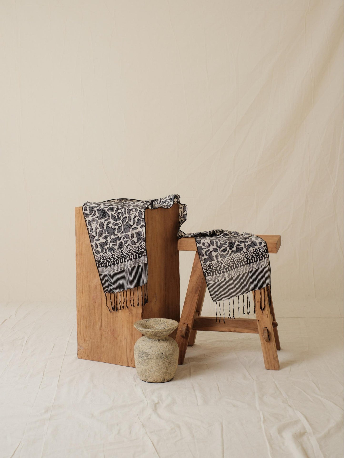 Scarf Batik Apusan - Rimbun - Black | DNE