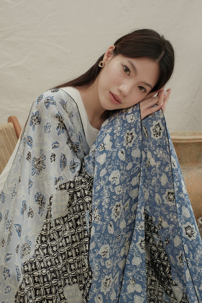 Selendang Sutra Batik Premium - Kawung Daun Black Blue