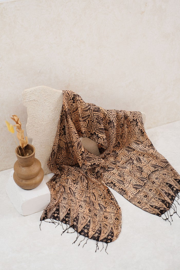 Syal Batik Sutra Rereng Bilik Daun - Black - 45