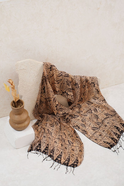 Syal Batik Sutra Rereng Bilik Daun - Black - 45