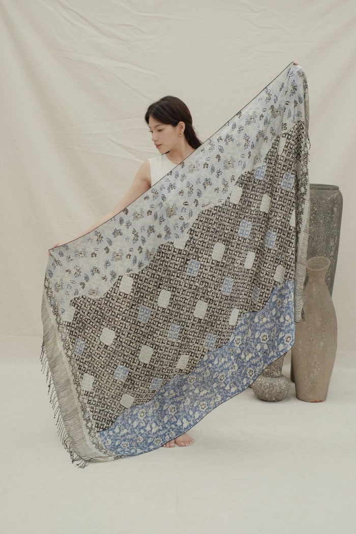 Selendang Sutra Batik Premium - Kawung Daun Black Blue