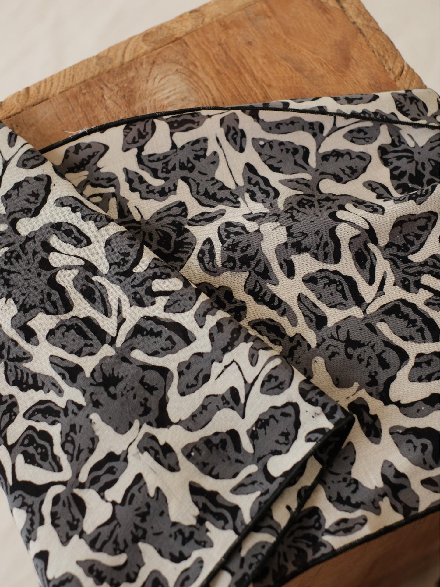Scarf Batik Apusan - Rimbun - Black | DNE