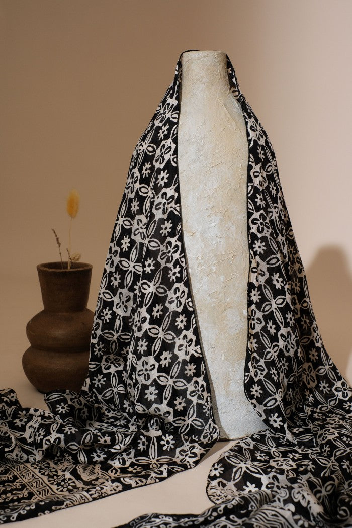 Syal Batik Sutra Kawung Mata - Black - 45