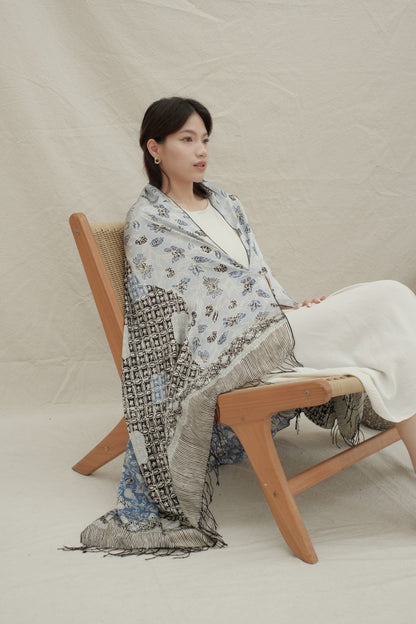 Selendang Sutra Batik Premium - Kawung Daun Black Blue