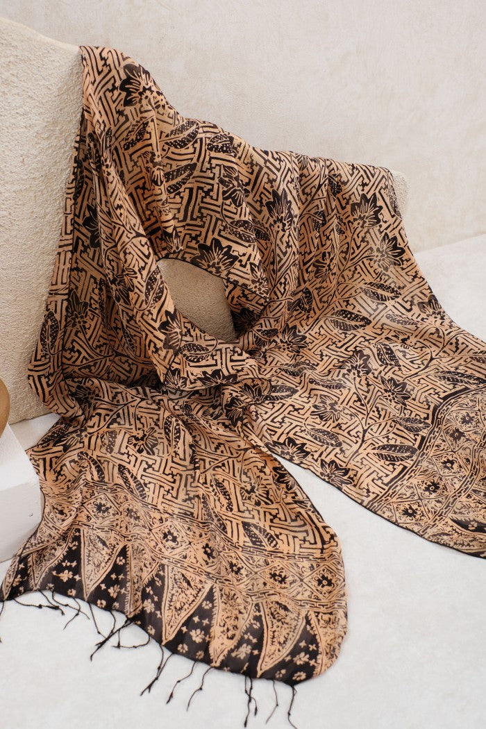 Syal Batik Sutra Rereng Bilik Daun - Black - 45