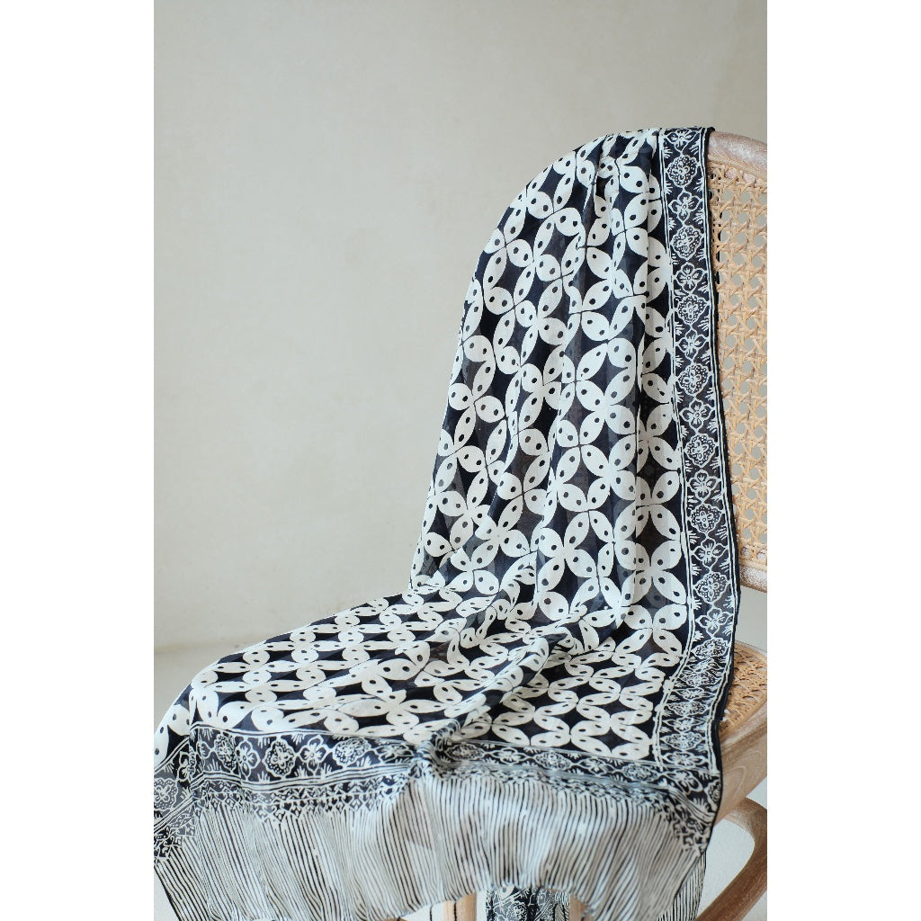 Syal Batik Sutra Kawung in Black - 55