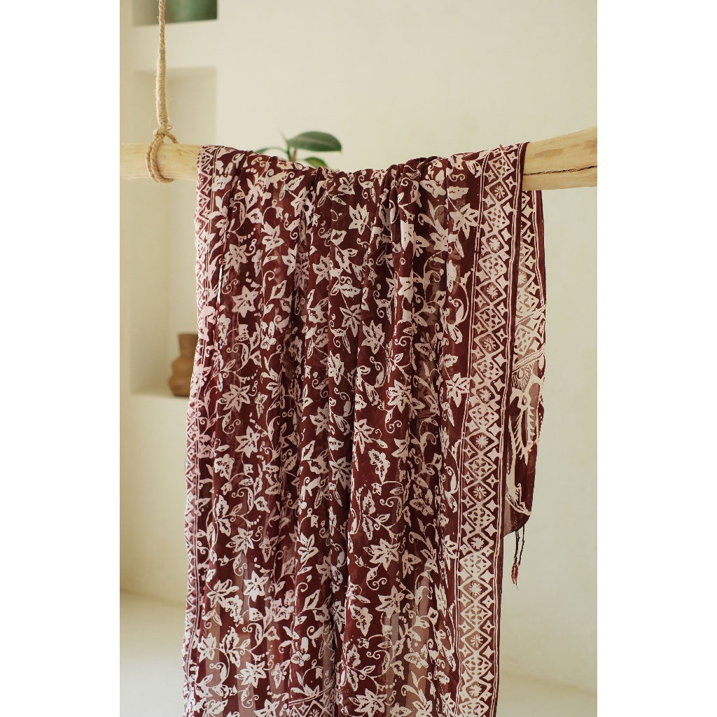 Selendang Sutra Batik Daun Bintang in Brown