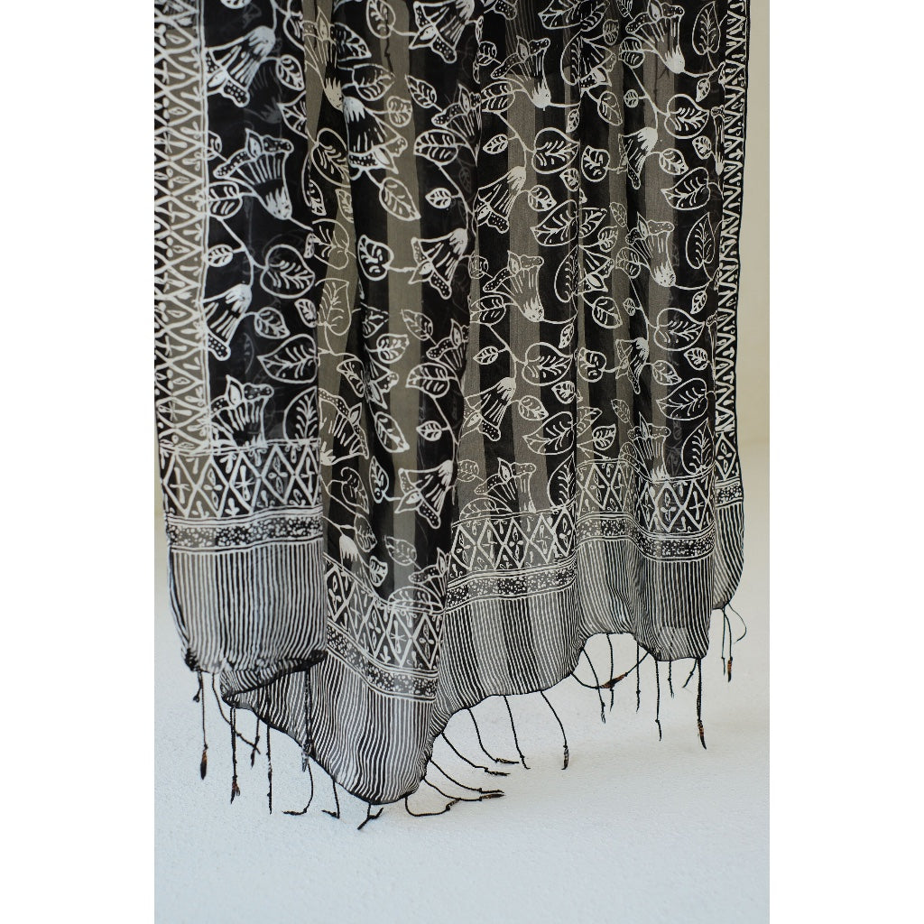 Selendang Sutra Batik Bunga Sepatu in Black