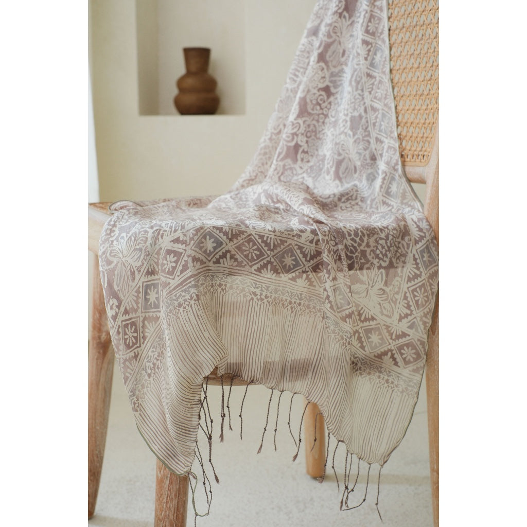 Syal Batik Sutra Kaca Piring in Grey - 55
