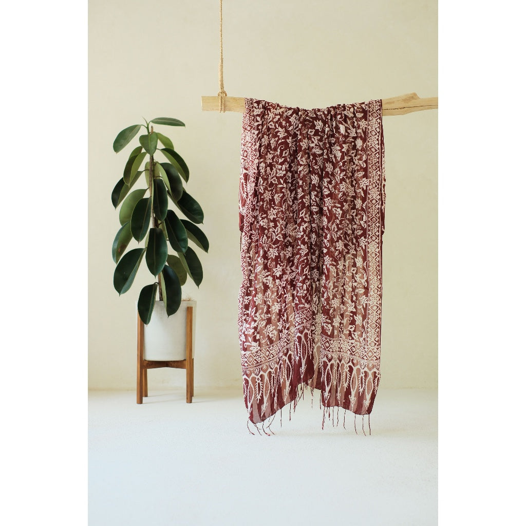 Selendang Sutra Batik Daun Bintang in Brown