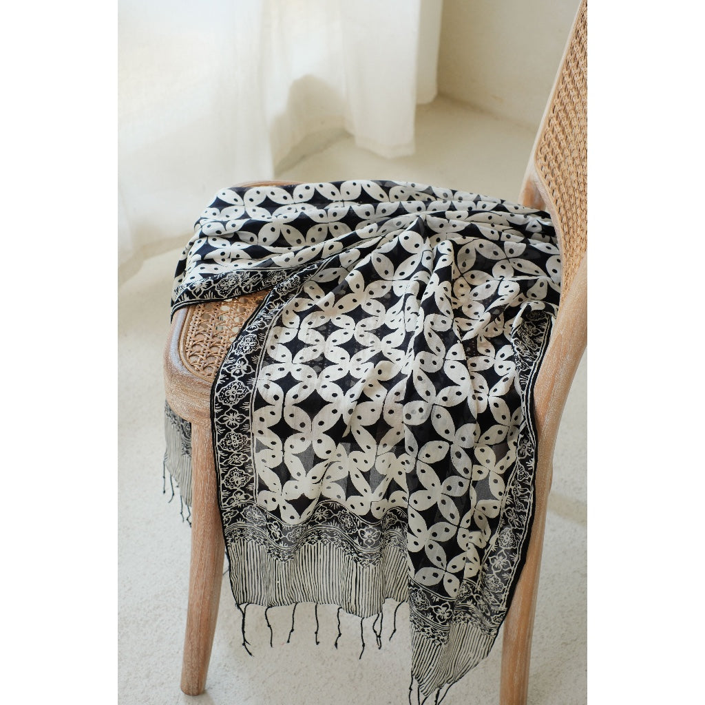 Syal Batik Sutra Kawung in Black - 55