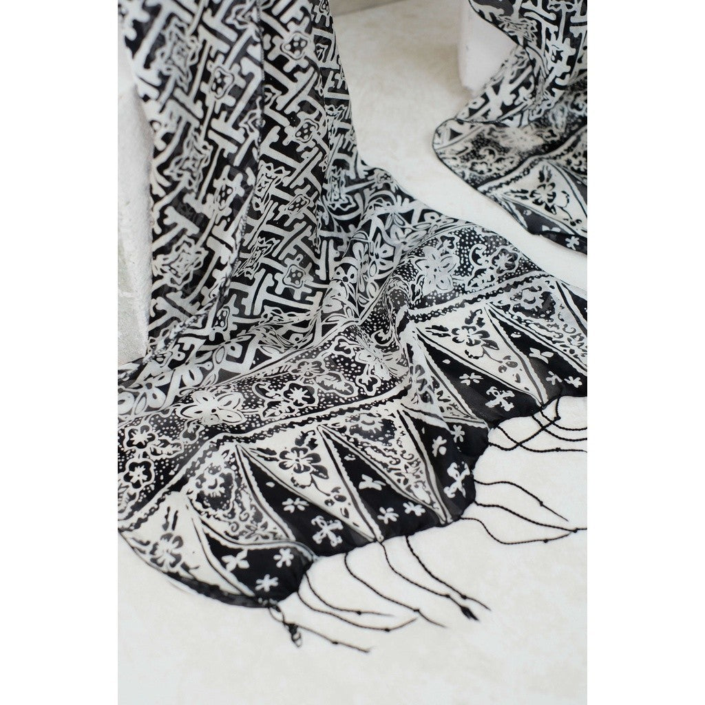 Syal Batik Sutra Rereng Bilik - Black - 45