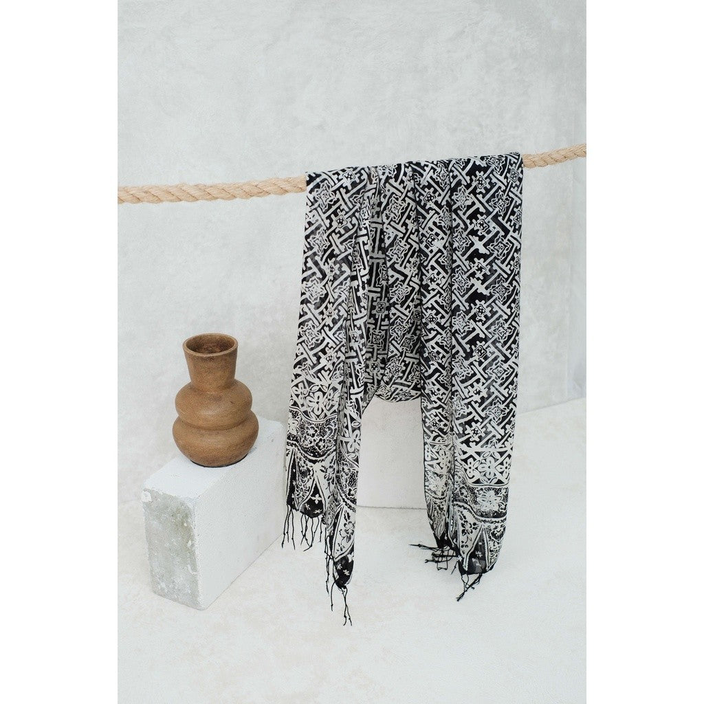 Syal Batik Sutra Rereng Bilik - Black - 45
