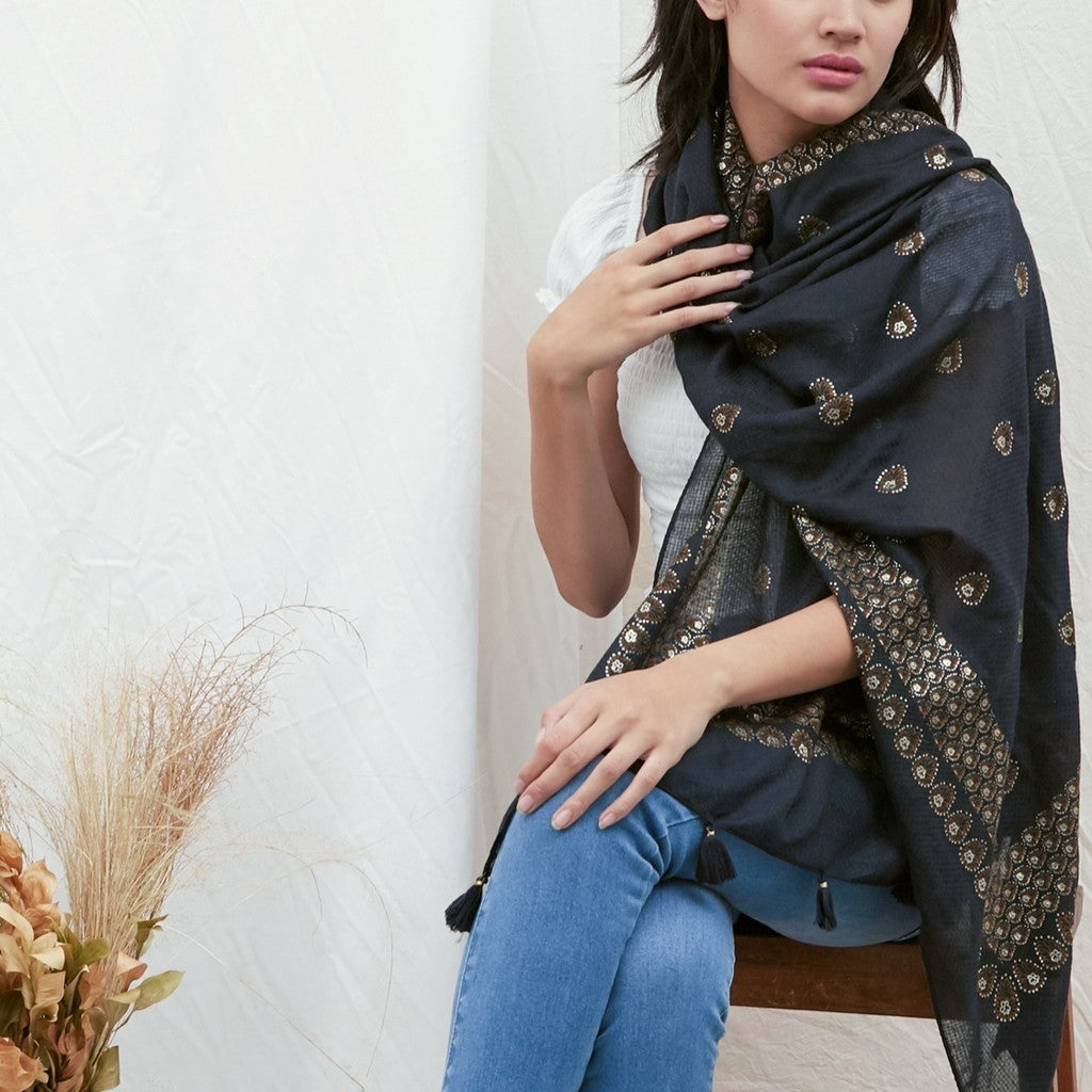 Anjani in Black Shawl / Selendang Batik