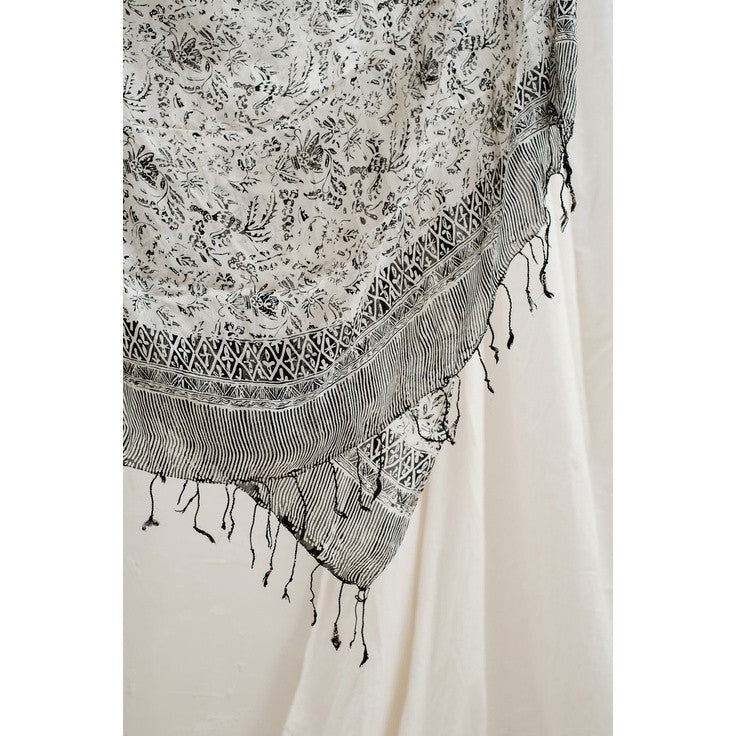 Selendang Batik Sutra Black 02